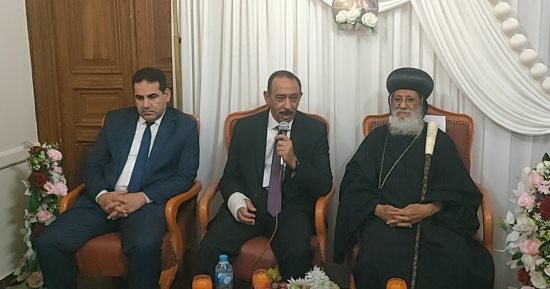 محافظ سوهاج ومدير الأمن يهنئان الأقباط فى كنيسة طهطا بعيد القيامة المجيد.. مباشر