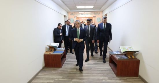 تطبيقا للعمل عن بُعد.. وزير العدل يباشر مهامه من مركز الدراسات.. صور