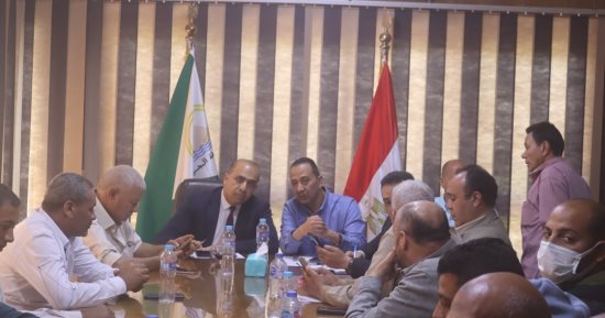 بحث حلول وسبل القضاء على الممارسات الخاطئة فى ملف المخلفات بالجيزة