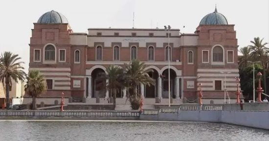 محافظ مصرف ليبيا المركزي ناجي عيسى يطلب إعفاءه من منصبه
