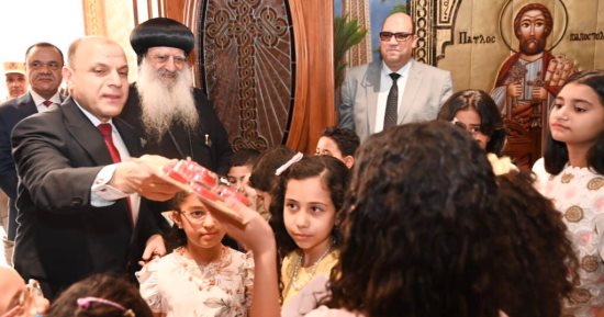 محافظ الغربية يوزع الهدايا على الأطفال داخل الكنائس احتفالا بعيد القيامة المجيد