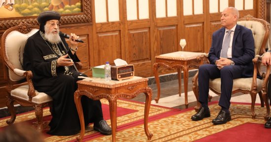 محافظ القاهرة يهنئ البابا تواضروس الثاني بعيد القيامة بالمقر الباباوي بالعباسية