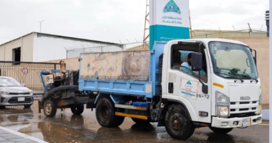 أمانة جازان السعودية تكثف جهودها لتصريف مياه الأمطار وضمان سلامة الطرق وحركة السير