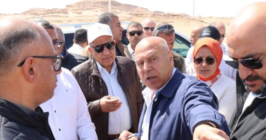 وزيرا النقل والكهرباء يبدآن جولة تفقدية لجبل الجلالة لبدء تنفيذ مشروع طاقة الرياح