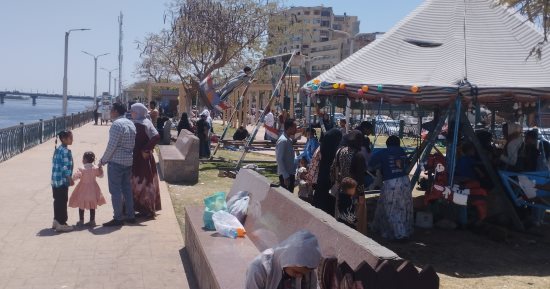 ضحك ولعب ومراجيح على كورنيش المنيا فى احتفالات أعياد الربيع.. فيديو