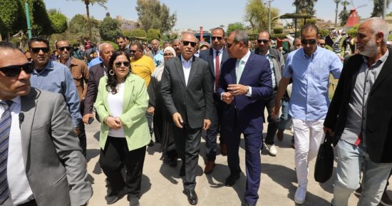 ​محافظ القاهرة يشارك المواطنين احتفالات شم النسيم بالحديقة الدولية
