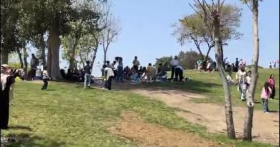 لو منزلتش تحتفل بشم النسيم.. شوف المصريين عملوا إيه فى حديقة الأزهر.. فيديو
