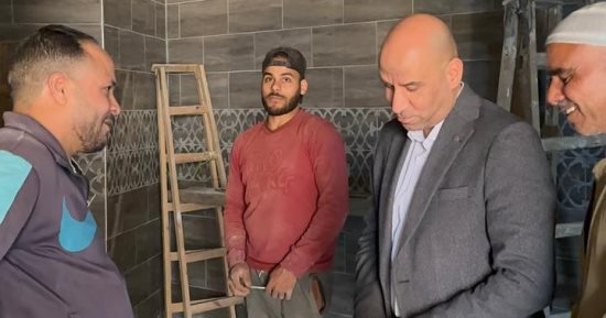 وزير العمل يلتقى عمالة غير منتظمة خلال جولة ميدانية.. ويوجه بتقديم الرعاية