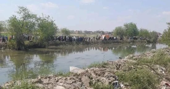 انتشال جثة شاب لقى مصرعه غرقا بمياه بحر مويس فى كفر صقر بالشرقية