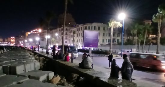 المواطنون يستمتعون بأجواء شم النسيم على كورنيش الإسكندرية.. فيديو