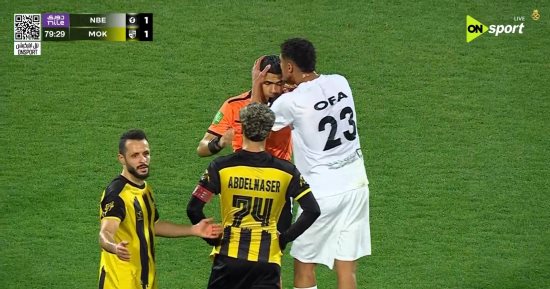 لاعب البنك الأهلى يقبل رأس الحكم بعد احتساب الهدف الثانى أمام المقاولون.. صور