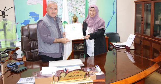 رئيس مياه الفيوم يكرم الأم المثالية بالشركة