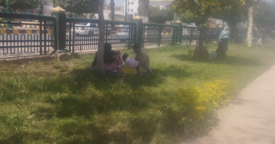 الجو ربيع.. إقبال كبير للأسر على كورنيش النيل بالمنيا احتفالًا بعيد الربيع