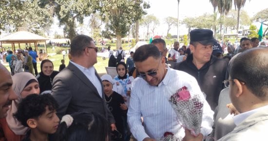 محافظ القليوبية يوزع الورود على المواطنين بحدائق القناطر الخيرية.. فيديو