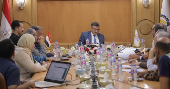 محافظ قنا يوجه بتسريع وتيرة العمل بمشروعات حياة كريمة