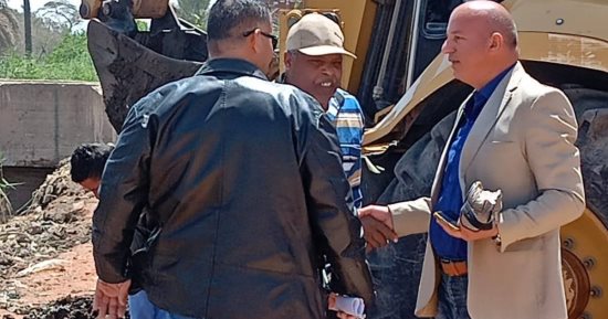 رئيس مركز بلبيس بالشرقية يتابع إصلاح كسر ماسورة مياه