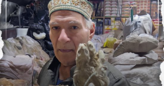 60 سنة خبرة فى عالم العطارة: الأعشاب أصل كل دواء.. فيديو 