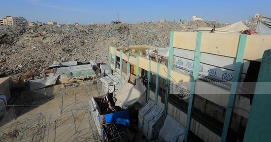 تحاصرهم النفايات والحشرات.. معاناة النازحين في قطاع غزة تتفاقم