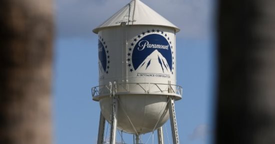 نجوم هوليوود يعربون عن معارضتهم لاندماج Paramount و Warner Bros. Discovery 