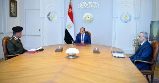 خلال اجتماعه مع وزيرى الدفاع والدولة للإنتاج الحربى.. الرئيس السيسى يتابع خطط تطوير الصناعات الدفاعية ويؤكد أهمية الدور المحورى لشركات الإنتاج الحربى فى تطوير المنتجات العسكرية لتغطية متطلبات القوات المسلحة
