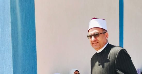 رئيس منطقة كفر الشيخ الأزهرية يناقش الطالبات للوقوف على مستواهن العلمى