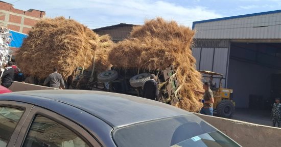  تعطل حركة المرور على طريق المحلة المنصورة بسبب انقلاب مقطورة محملة بالكتان   