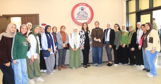 كلية الإعلام جامعة عين شمس تكرم الإعلامية آية عبد الرحمن
