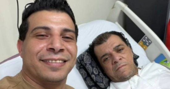 عدوية يطمئن جمهوره على شقيقه عصام.. صور من المستشفى