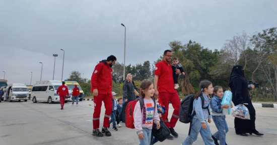 مصر تمد غزة بـ5300 طنًا من المساعدات وتستقبل الدفعة 35 من المصابين