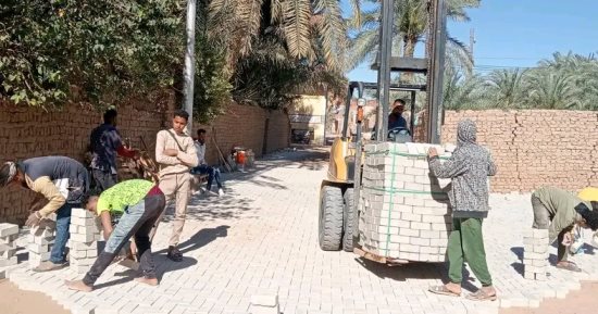 طرق الوادى الجديد: إنهاء أعمال رصف أحياء مدينة باريس ببلاط الإنترلوك بإجمالي 16 ألف متر مربع