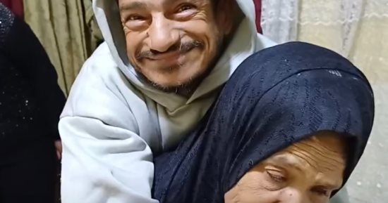 مسنة بورسعيد: حملت ابنى على ظهرى 45 عاما والمحافظ استجاب لمطالبى.. فيديو