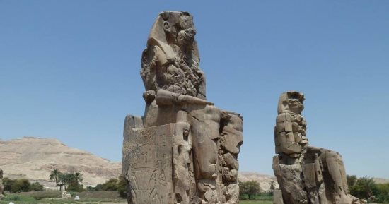 تمثالى ممنون الأضخم بطول 21 مترا.. بنيت للملك أمنحتب الثالث.. صور 