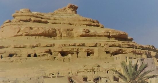 يضم كنوز آثرية.. جبل الموتى بسيوة يحكى تاريخها الفرعونى.. صور