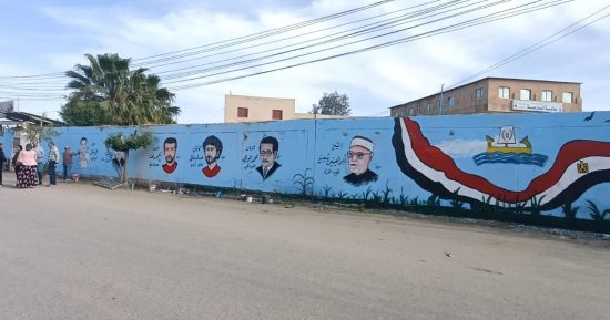 رسام يحكى تاريخ مدينة بيلا فى كفر الشيخ ويبرز شخصياتها بجداريات متعددة.. صور