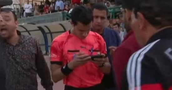 لقطة موبايل بدلا من الفار فى مباراة طنطا أمام وي تثير الجدل.. فيديو