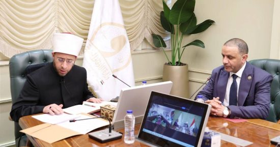 وزير الأوقاف يناقش خطط تعظيم عوائد الوقف وتطوير آليات الاستثمار لدى هيئة الأوقاف
