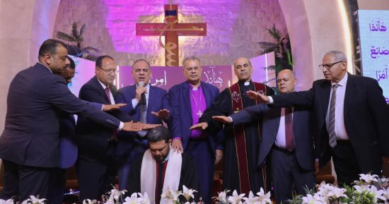 رئيس الطائفة الإنجيلية يشهد تنصيب القس كيرلس سمير عيسى قسًا كارزًا بمجمع سوهاج الإنجيلي