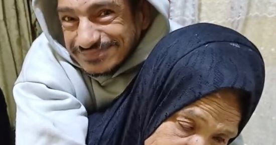 تحمل نجلها على ظهرها منذ 45 عامًا.. التأمين الصحى يتحرك لرعاية سيدة بورسعيد