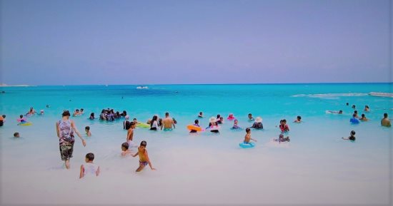 مع اقتراب موسم الصيف.. شواطئ مطروح فى انتظار عشاقها.. الأُبَيض الأجمل على البحر المفتوح.. ومنطقة القصر وأم الرَخَم وعجيبة تتميز شواطئها بالمياه النقية والرمال البيضاء وعدم الزحام.. صور