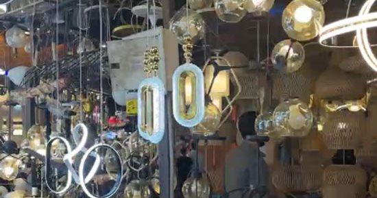 نجف العرائس أشكال وألوان في سوق الكهرباء.. المصري ينافس المستورد والأسعار علي قد الإيد