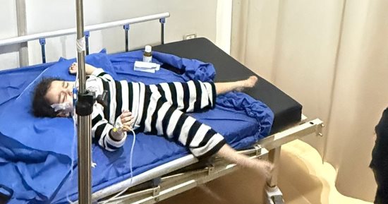 حالتها مضطربة ولا تتناول الطعام.. تطورات حالة طفلة السيرك بعد نجاتها