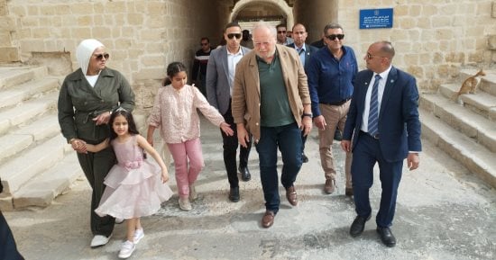 الملك السابق أحمد فؤاد الثانى يزور قلعة قايتباي الأثرية بالإسكندرية.. فيديو