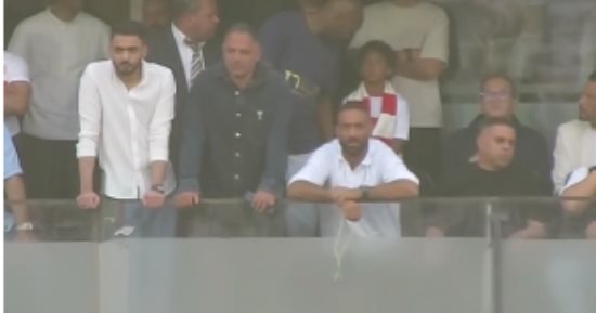 ميدو بالسبحة وشيكابالا في مدرجات ستاد القاهرة لدعم الزمالك.. فيديو 