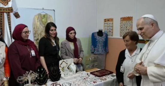 سأعطيها لابنة أخى.. بابا الفاتيكان يتلقى هدية من عاملات فى الجزائر