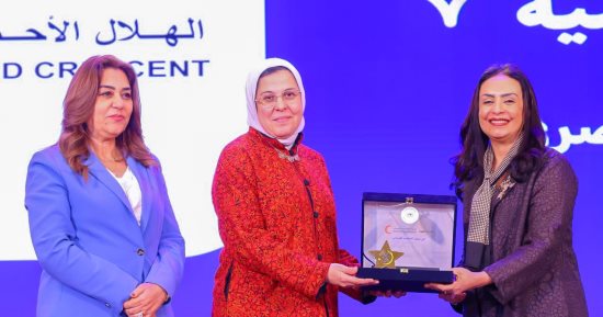 وزارة التضامن تُكرم الهلال الأحمر المصرى لتوزيع أكثر من مليون وجبة خلال رمضان