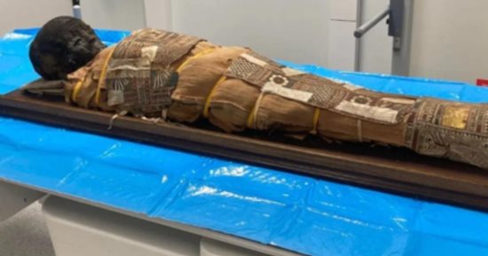 لغز أثرى على صدر طفل مصرى قديم.. التكنولوجيا تكشف سراً مخبأ منذ 2000 عام