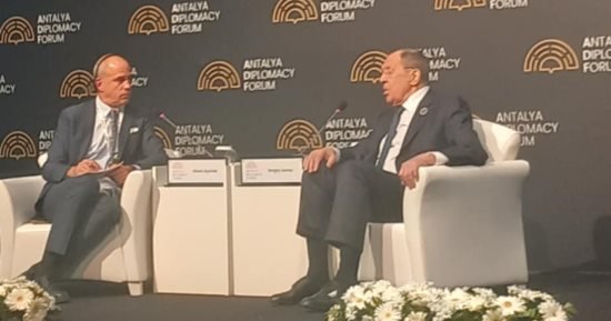لافروف: أهداف أمريكا فى إيران هى السيطرة على النفط الذى يمر عبر مضيق هرمز 