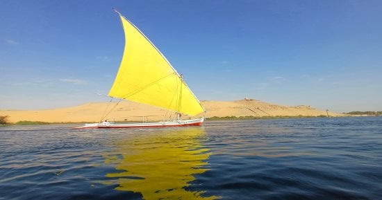 سحر النيل الهادئ.. الفلوكة تعيد الهدوء للأفواج السياحية فى أسوان.. رحلة بلا ضجيج والشراع عنوان الصفاء بين الرياح والمياه.. خبراء السياحة: تجربة بيئية بلا وقود.. تزايد إقبال السياح فى ذروة الموسم جنوب مصر.. صور