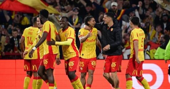 لانس يهزم تولوز بريمونتادا مثيرة في الدوري الفرنسي