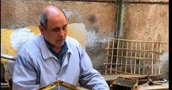 صنايعية من دهب.. ورشة عائلية تحافظ على تراث الأثاث المعدنى منذ 50 عاما.. فيديو 